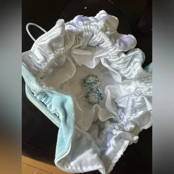 Epiphany pierced earrings - Picture 3 of 5